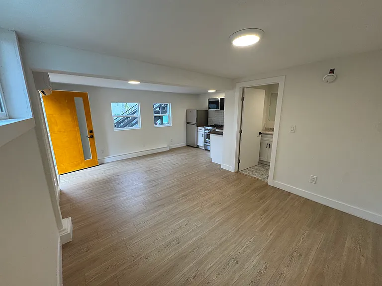 877 Hyperion Ave #879-1/2 — Photo 4