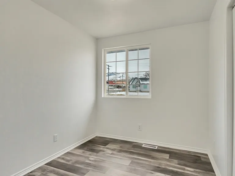241 E Utah Ave — Photo 11