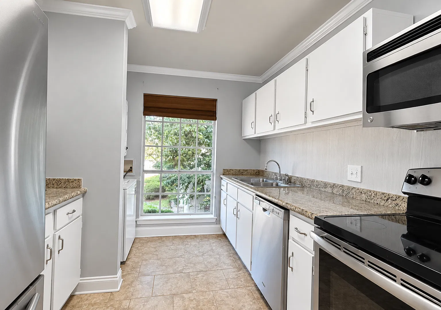 1 Bedroom Upstairs condo in a Gated Community| Community Pool — Photo 3