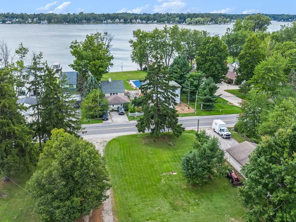 5586 Paw Paw Lake Rd, Coloma, MI 49038