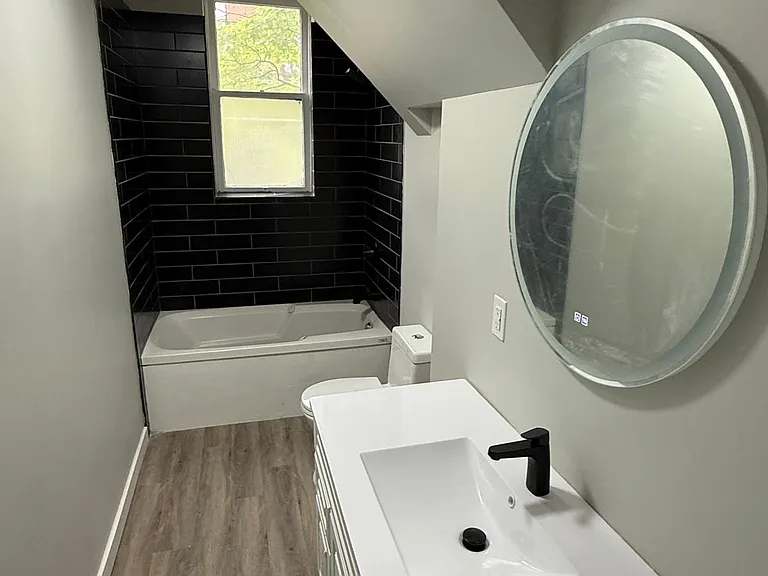 203 Elmwood Ave E — Photo 28