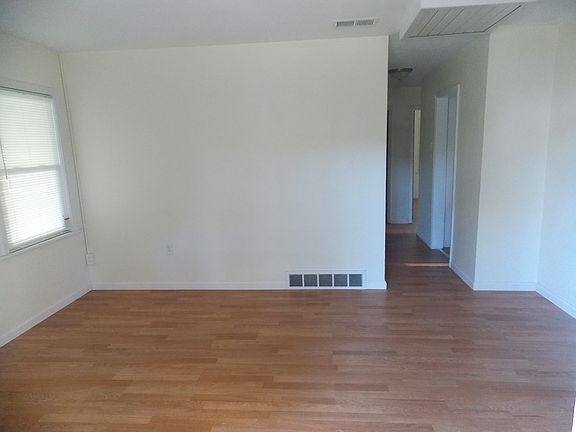 3rd image of 7 Charlotte Dr