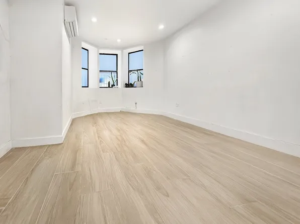 1467 Jefferson Avenue image 1 of 7