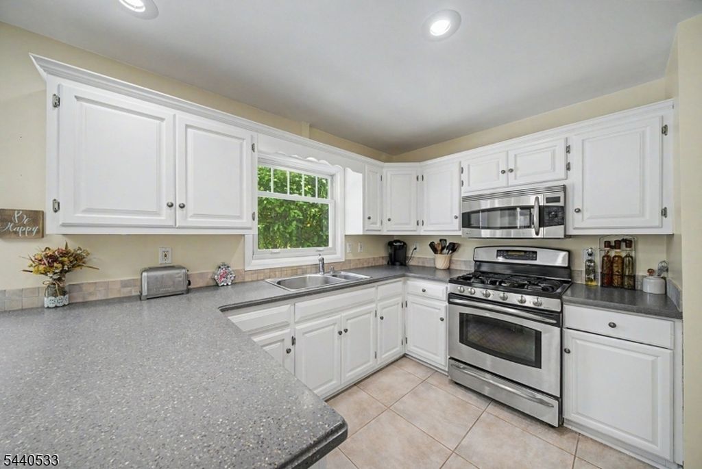 22 Spy Ln, Flemington, NJ - View 5