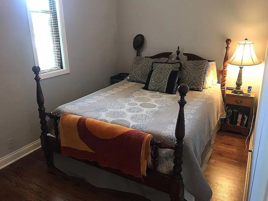 3831 N Southport Ave — Photo 3