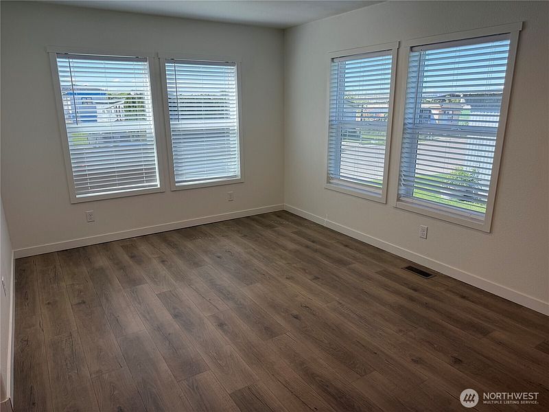 5th image of 402 Maple Avenue #10