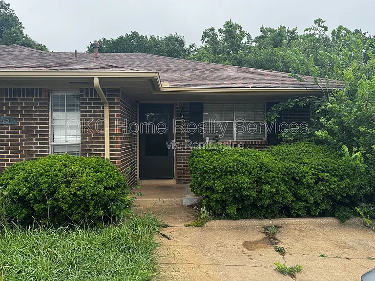 915 Delmar Cir — Photo 2