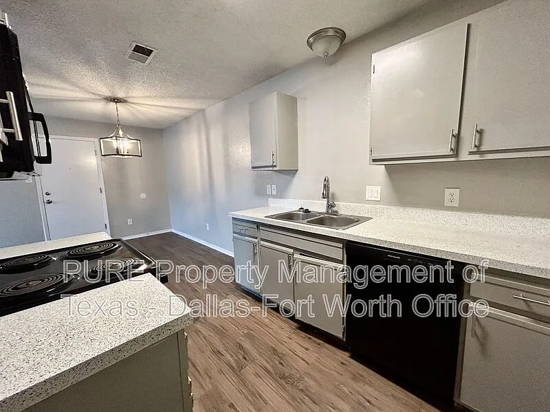 3 bed, 2.0 bath, 1215 sqft, $1,900 — Photo 4