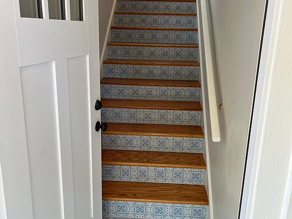 Tiled entry and stairs to garage apartment