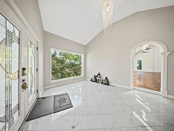 5th image of 400 Bluebird Dr