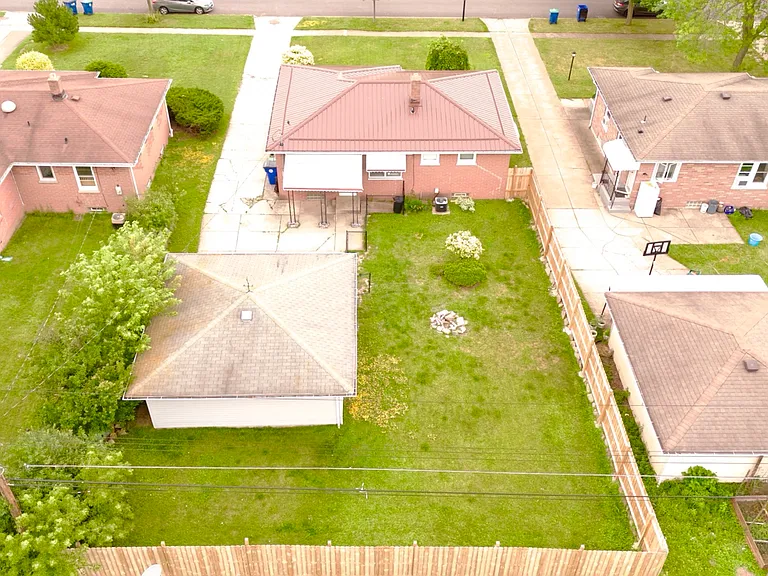 122 Alberta Dr — Photo 21