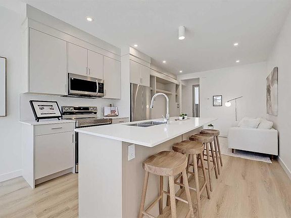 2nd image of 828 S 8th Ave NE #2