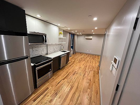 4th image of 228 Tompkins Ave #1