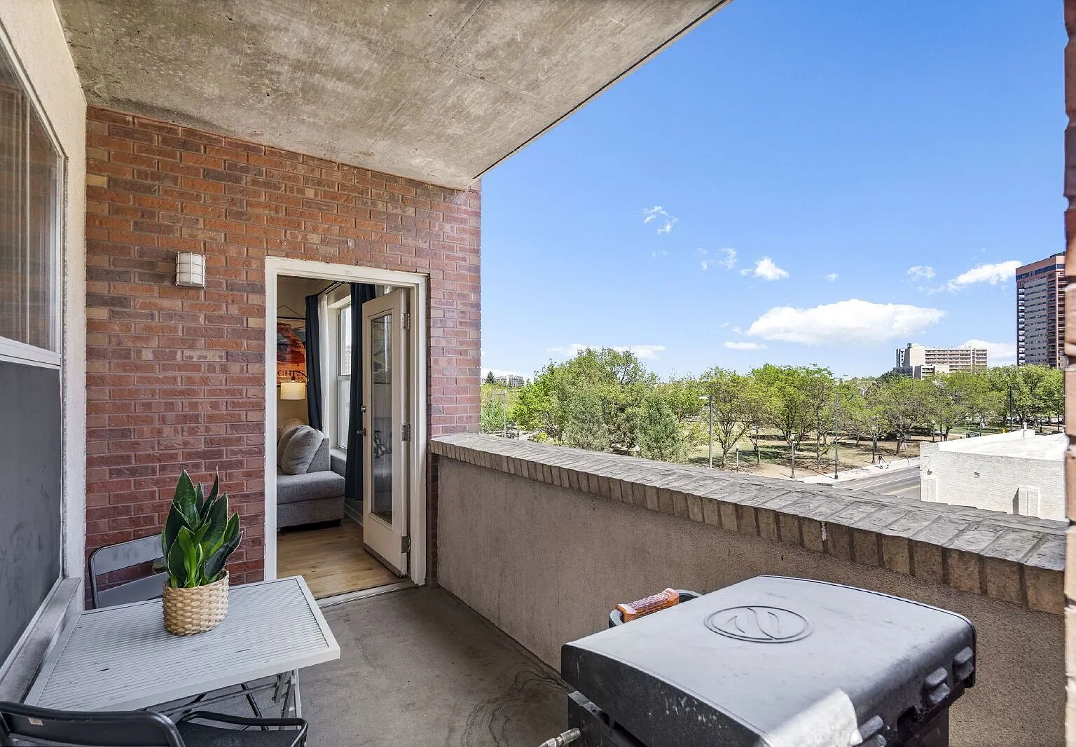 2 bed, 2.0 bath, 886 sqft, $2,050 — Photo 2