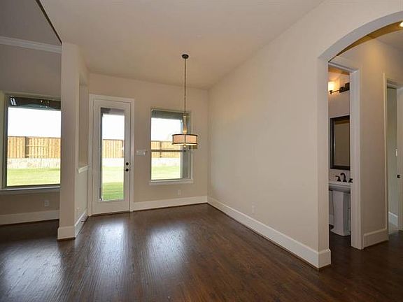 5th image of 4400 Woodbine Ln