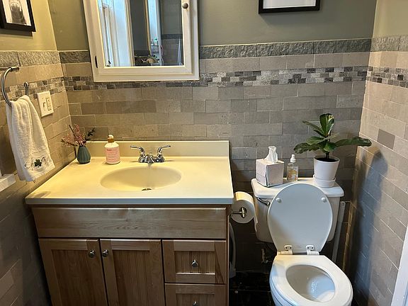 4th image of 1123 W Drummond Pl #3