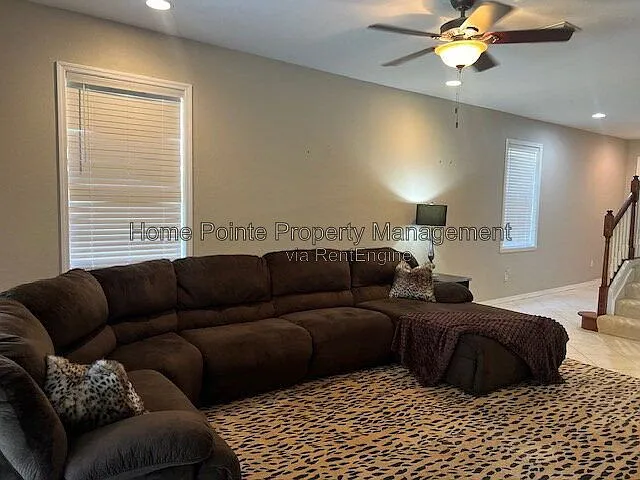3 bed, 2.5 bath, 2282 sqft, $2,600 — Photo 3