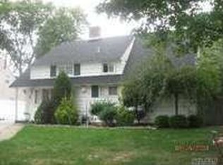 25 Haymaker Ln, Levittown, NY 11756