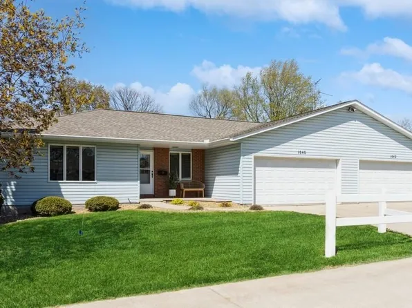 1040 Chatham Dr, Williamsburg, IA 52361