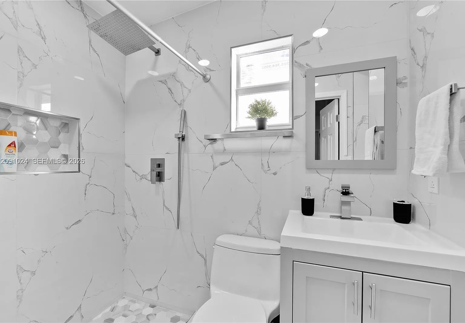 1021 NW 23rd Ave — Photo 2