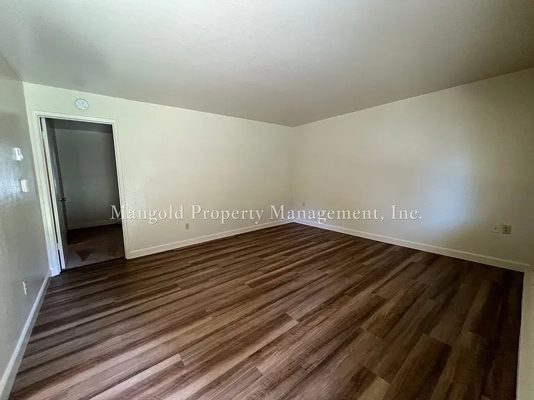 Del Mar Apartments — Photo 3