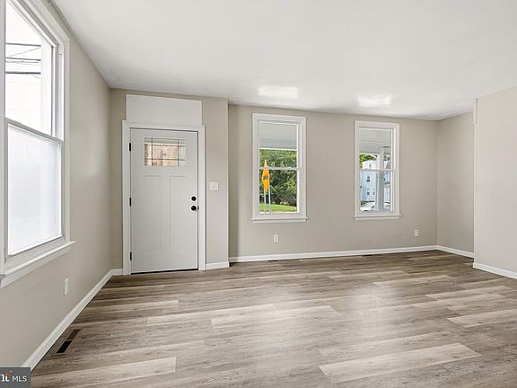 5th image of 369 E Broadway Ave