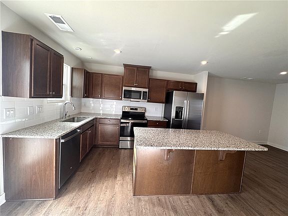 4th image of 415 Camarillo Ln