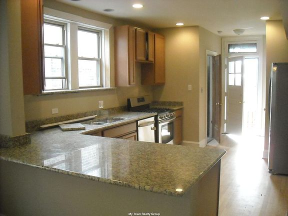 3rd image of 5536 N Artesian Ave APT 3