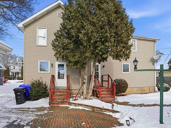 3rd image of 221 E Winnebago St