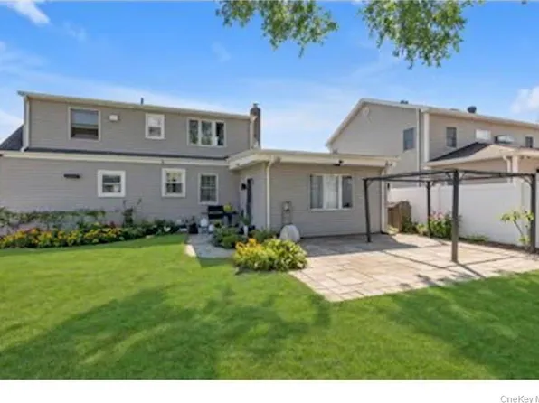 15 Lexington Avenue, Westbury, NY 11590
