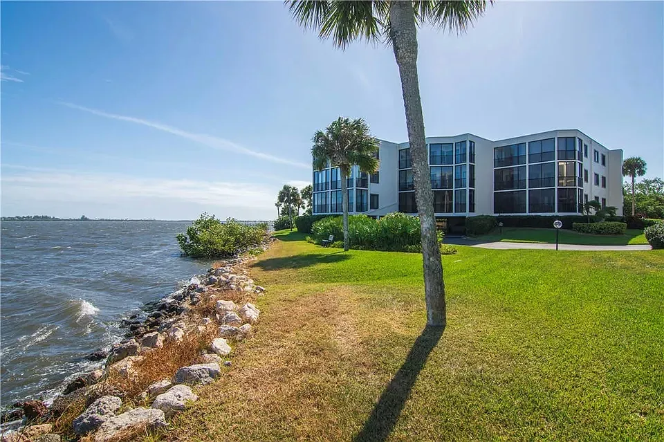 Building Photo - 9612 Riverside Dr #104