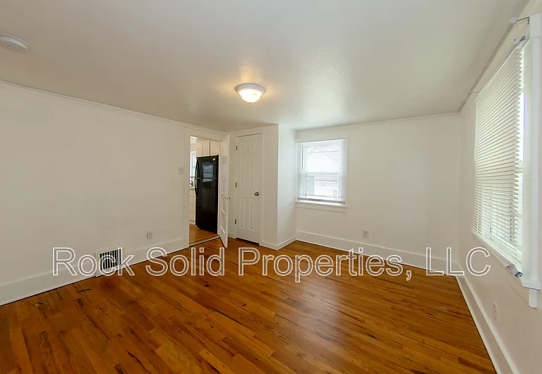 506 E 7th St #1 — Photo 18