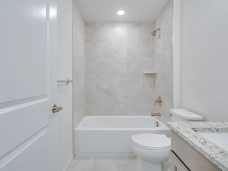 4876 Parkside Ln — Photo 6