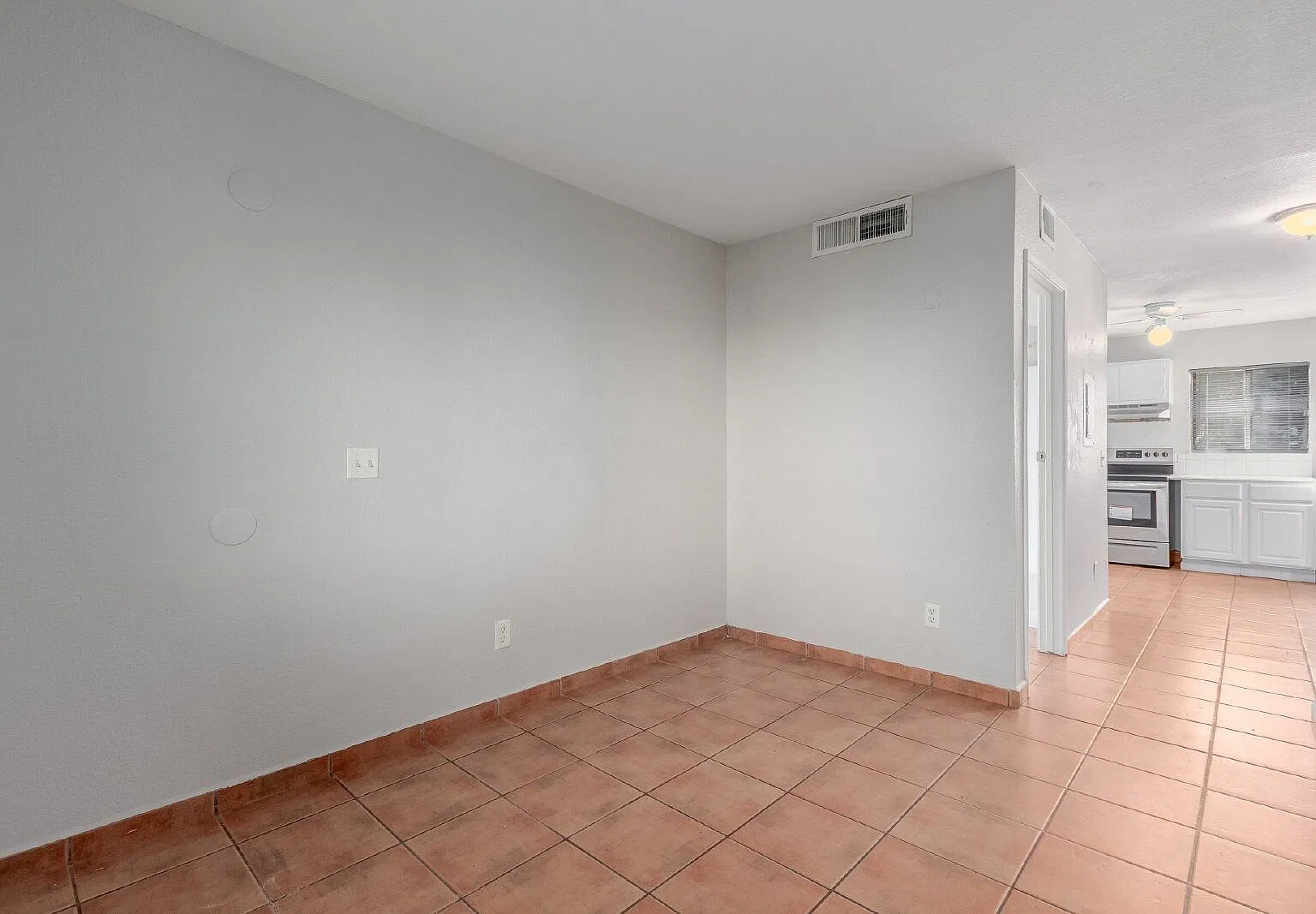 2 bed, 1.0 bath, 750 sqft, $950 — Photo 2