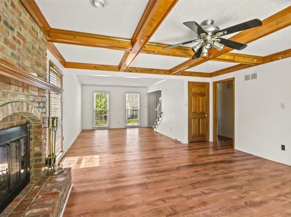 3907 NE Clearbrook Dr, Lees Summit, MO 64064