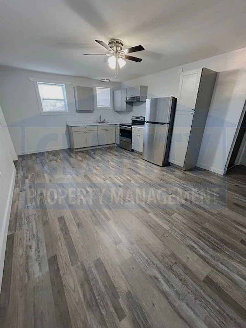 580 Dooley St. NE — Photo 4