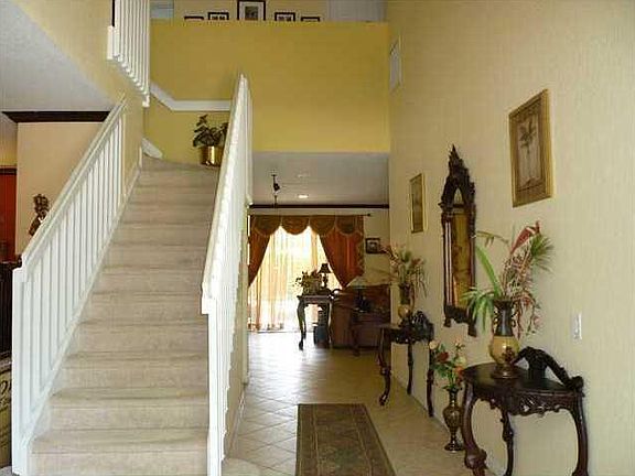 4th image of 923 Lavender Cir
