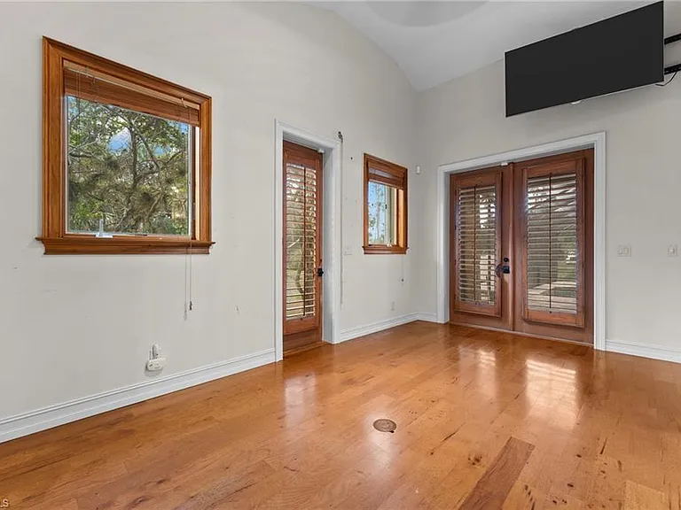 840 Jung Blvd W — Photo 23