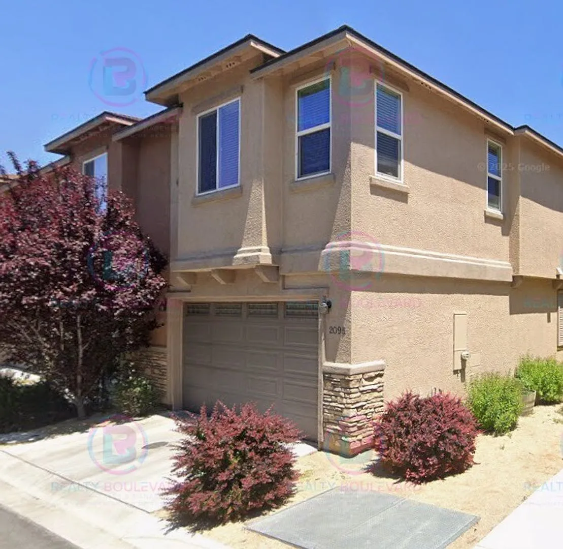 Spacious Midtown Reno Townhome with Covered Balcony and Attached Garage — Photo 1