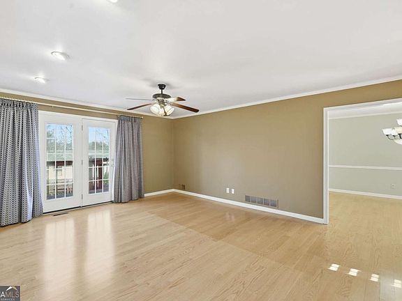 5th image of 2224 Colonial Dr