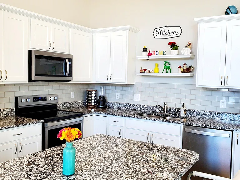 381 NE Mink Dr — Photo 3