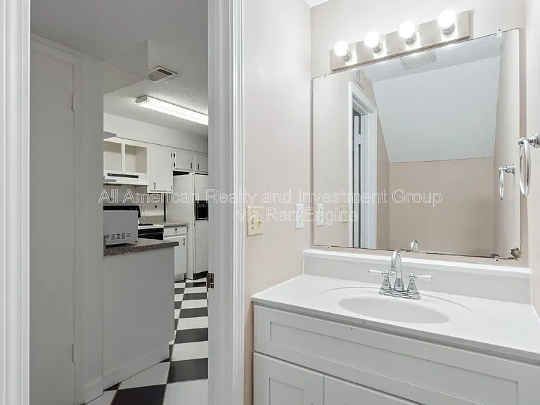 611 Center St #10 — Photo 11