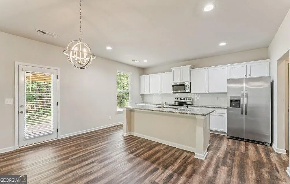 4 bed, 2.5 bath, 2372 sqft, $2,600 — Photo 4