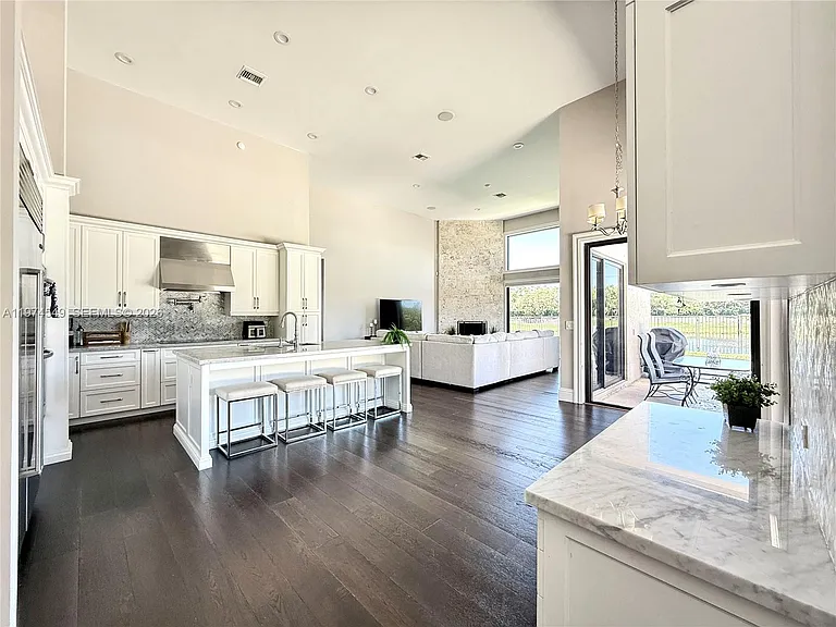 400 Alexandra Cir — Photo 15