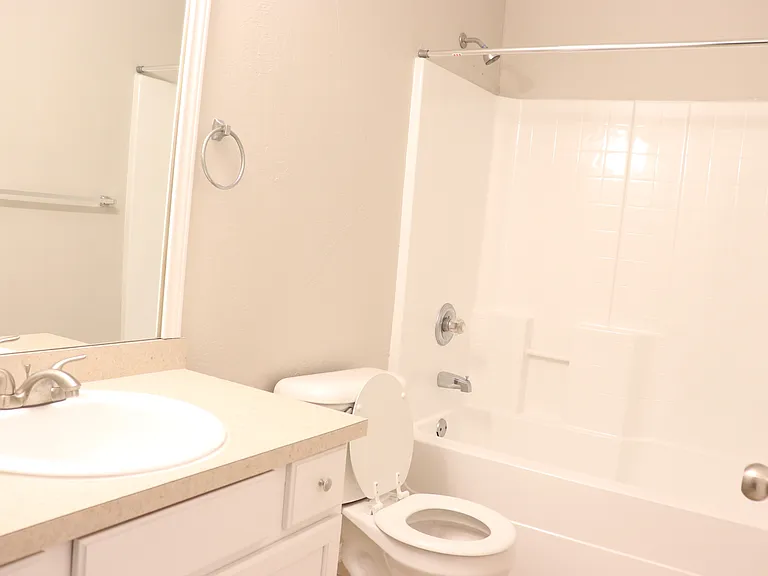 1215 Eastgate Dr — Photo 6