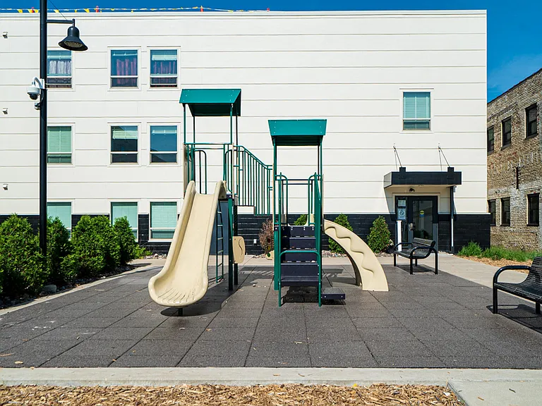 360 University Ave W — Photo 16