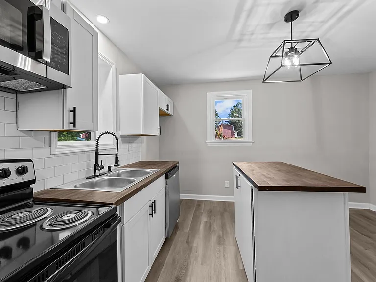 1424 Springbrook Dr — Photo 4