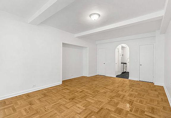4th image of 310 E 44th St APT 605