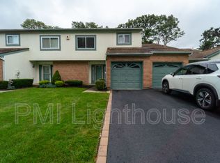 18 Timber Ridge Dr, Huntington, NY 11743