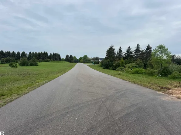 5416 Van Petten Dr, Traverse City, MI 49685